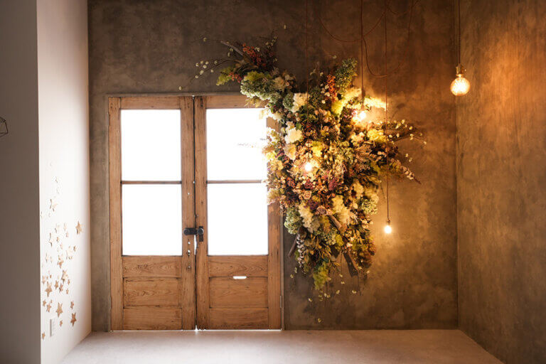 印象的な花と光が差し込むドア