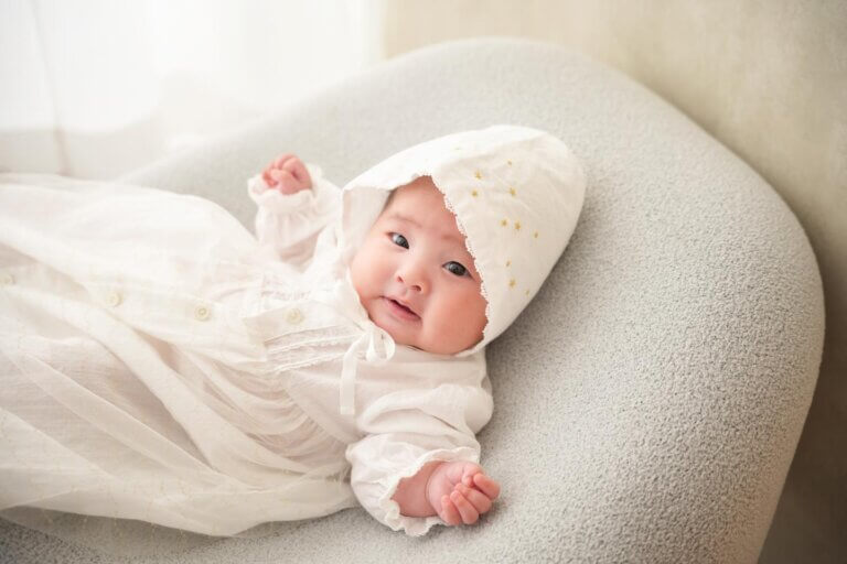 かわいいベビードレスの赤ちゃん